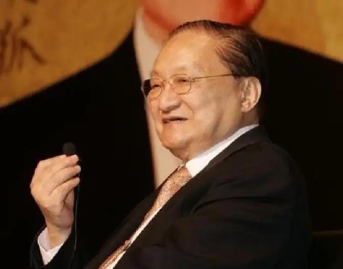 90年代时候，金庸来浙江杭州访问，向杭州市政府提出，批给他两亩地，由他建一个别墅