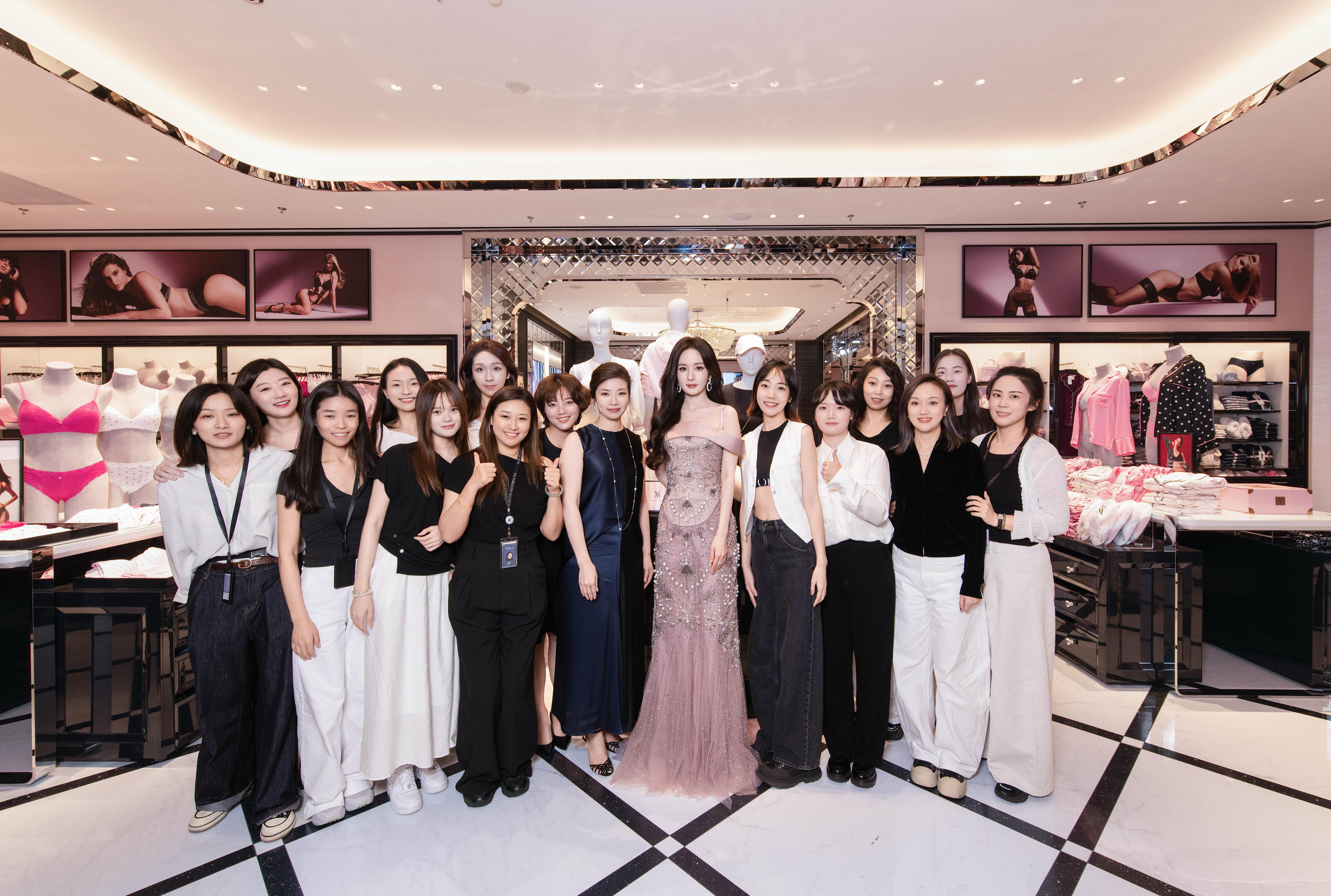 维密工作人员和杨幂的合照好闪耀的大明星啊​​​