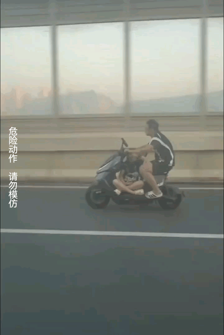 疑似广州内环路又现两轮电动车飙车，还在踏板上坐了一个女孩子，两个人都没有戴头盔！