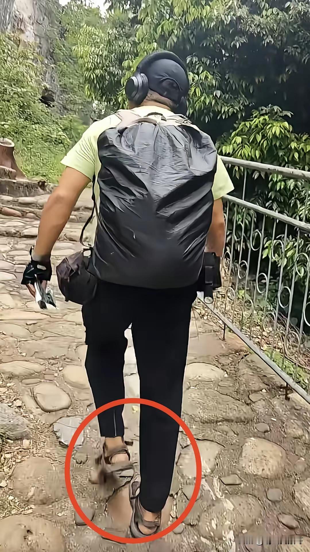 今天看到一个广西河池的博主说爬山的时候看到一个形迹可疑的人，这个人说是从桂林徒步