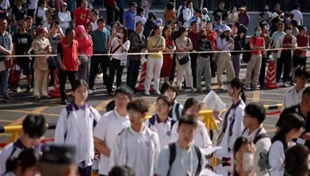 高考人数骤减45万！最先慌的不是考生，是民办大学，洗牌已开始2026年教育