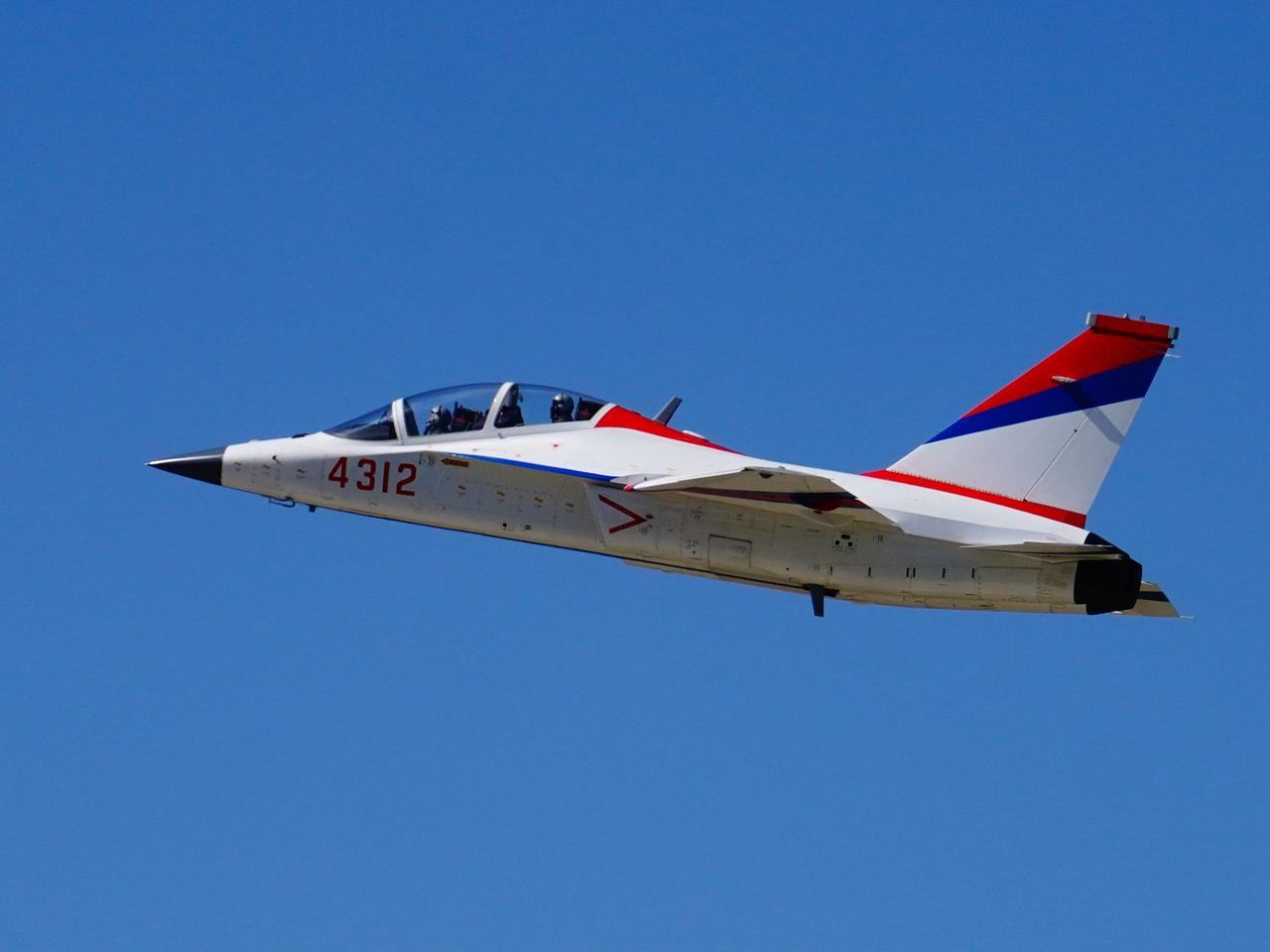 洪都出现两架新涂装的不同编号的JL-10飞机。JL-10此前从未出现过这种三色涂