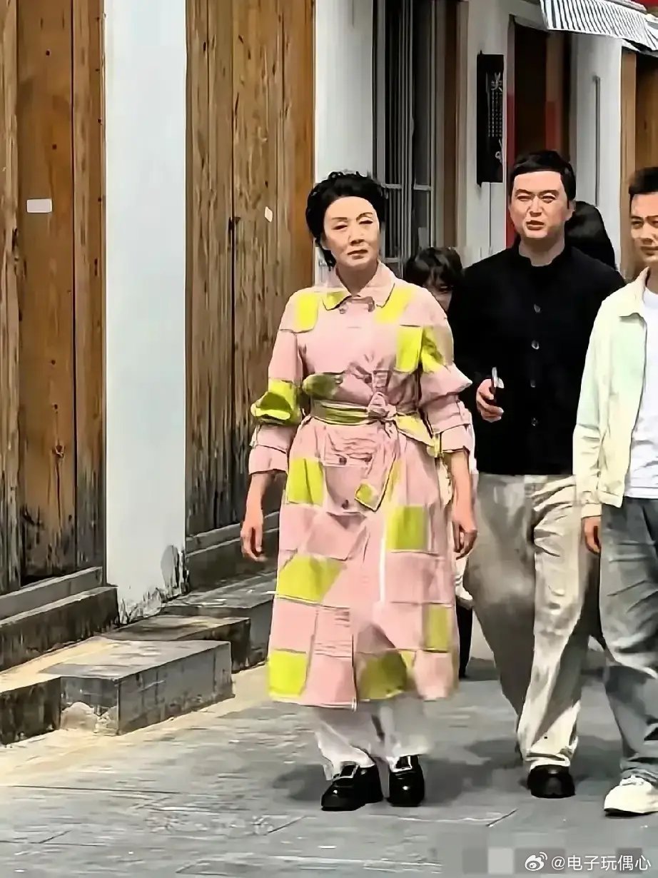 我滴个天呐！岁月果真不饶人！曾经一代人的女神转眼就老成这样了