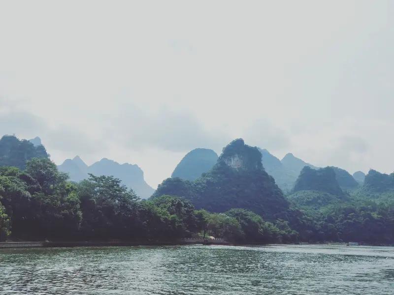 都说“桂林山水甲天下”，桂林市最著名的水当属漓江。它属珠江流域西江水系，是桂江上
