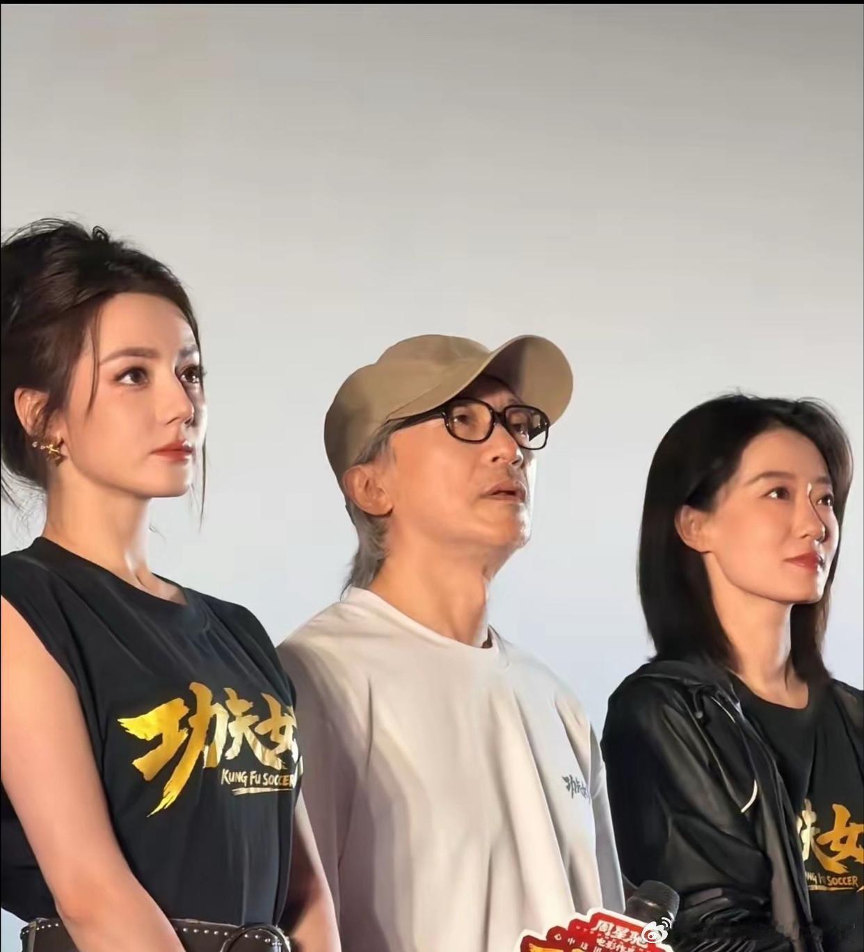张小斐现在的处境确实有点尴尬。明明是一番女主，却在热度上被迪丽热巴压了下去。无论