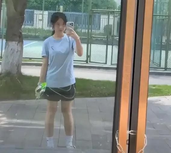子凭父贵逆袭人生，张雪儿子女同学突然爆火，这是未来儿媳待遇吧重庆机车匠人张雪儿