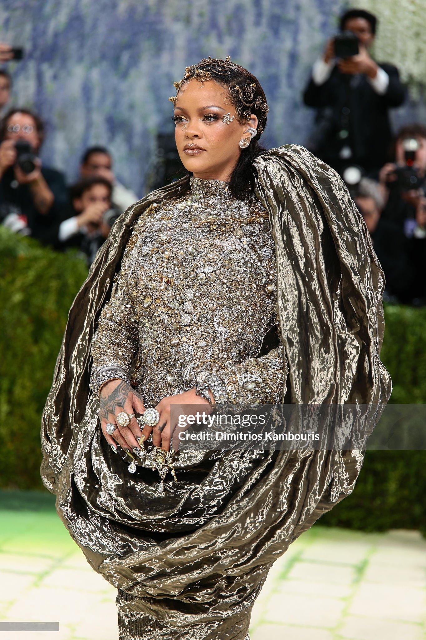 迟到天后Rihanna来了！选择了MaisonMargiela作为本