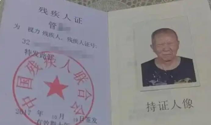 “规矩是死的，人也是死的？”江苏七旬眼球缺失盲人，在办手机卡时，被营业员要求睁眼