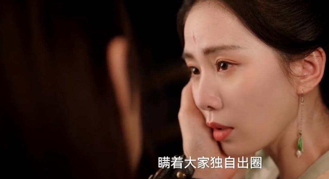 1、弘业伸手轻抚淮竹的面颊，淮竹感受到了他的温暖和爱意，就将手敷在他的手上，还说