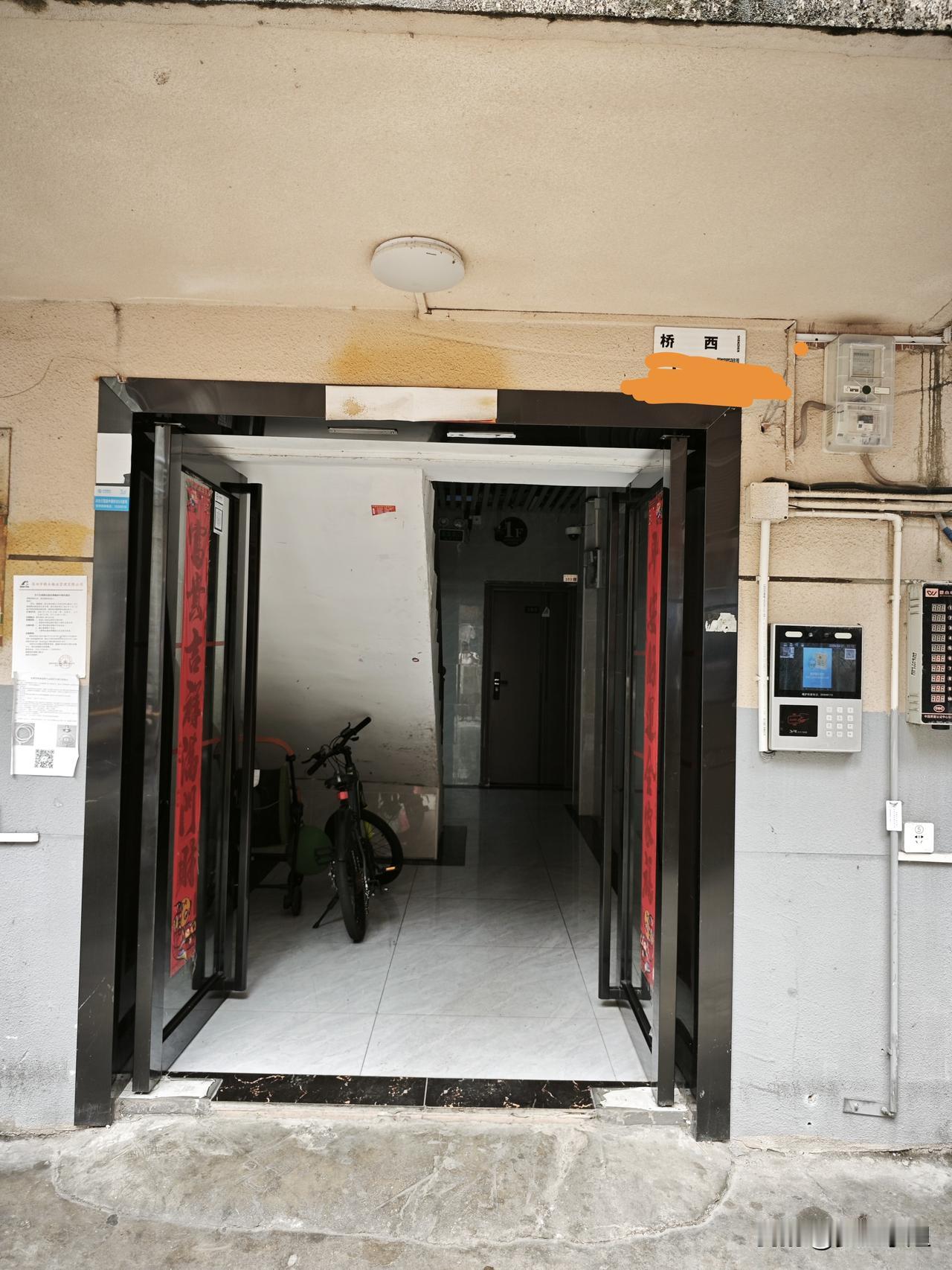 我认为一楼有点潮湿，特别是回南天很难受，目前住一家三口有点拥挤，打算买个小折叠床