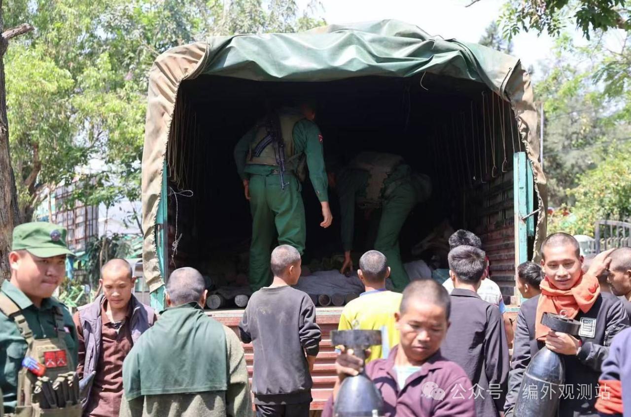 果敢同盟军释放贵概镇冲突中被俘的德昂军俘虏并归还其缴获装备据悉在缅甸掸邦北部的