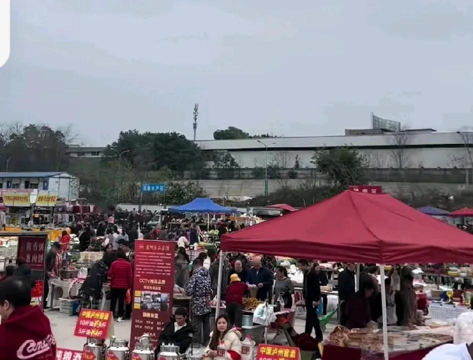 重庆巴南新屋佳苑369赶场：人多货难卖，摊主直呼“太难了”！巴南区新屋佳苑3