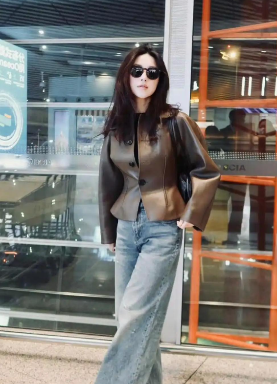 朱珠机场私服太会穿！棕色皮衣复古飒爽，内搭黑色打底简约利落，搭配牛仔裤随性又时髦