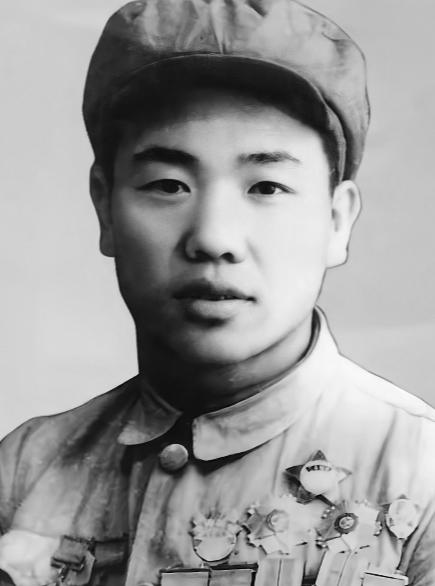 1950年11月29日，一名志愿军排长违抗上级军令，放弃死守高地，放走美军50多