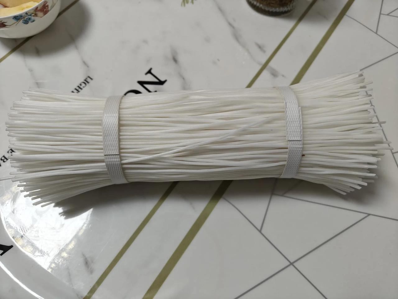 8年前，大军搁汤原县回来，去了黄河路606，带过来一把粉条。隔日我们炖上了，那粉