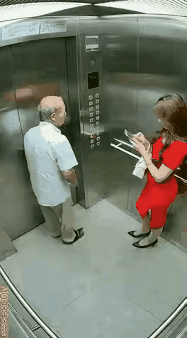 坏老头遇到了女汉子结果可想而知了吧？[大笑]