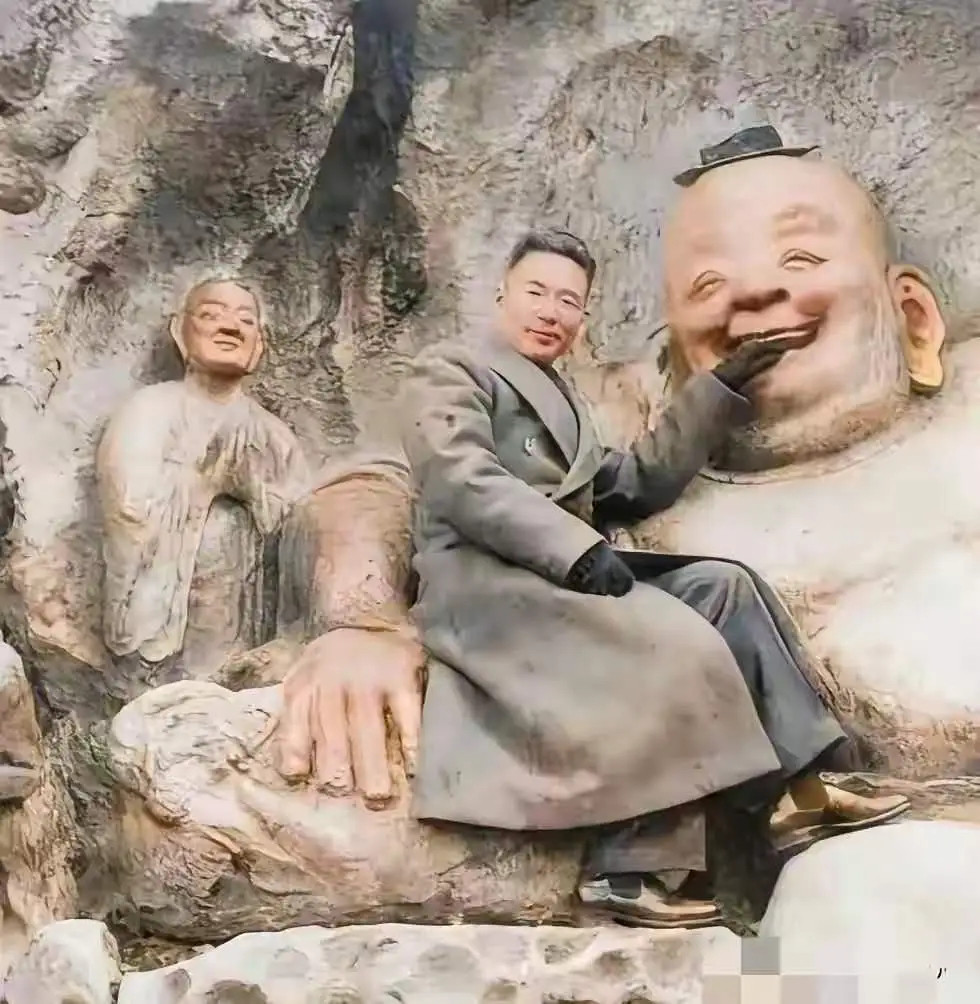 1939年，胡琏在寺庙游玩期间留下了一张罕见镜头，镜头中他穿着长款风衣，脚上穿着