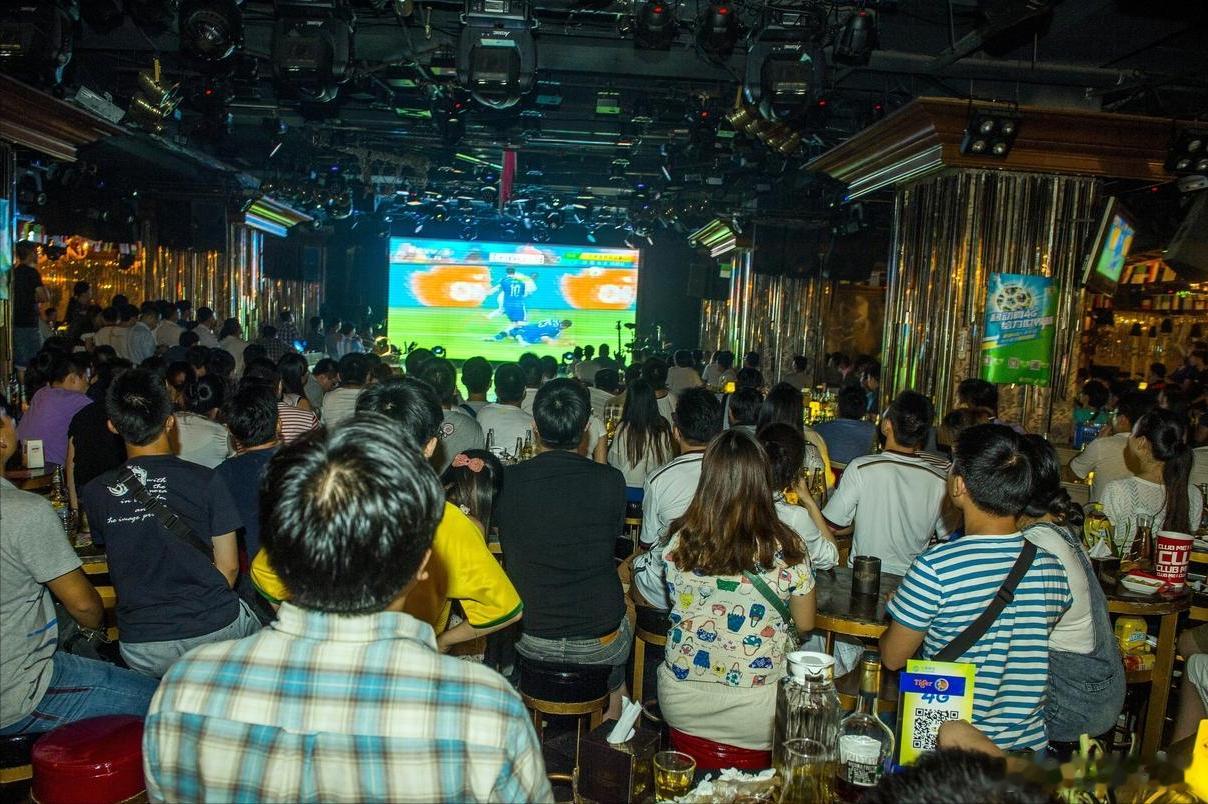 本届世界杯，对于烧烤夜宵酒吧不太友好，以往早就看到各种海报造势了。另外，啤酒行业