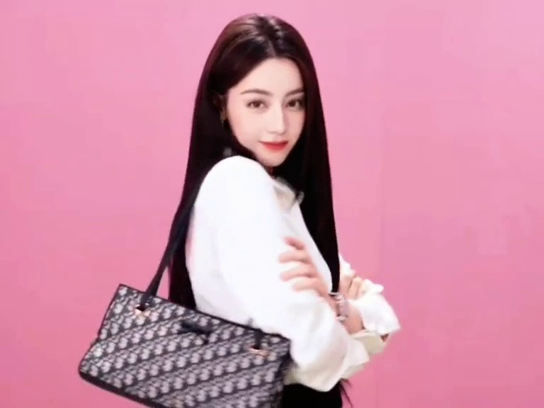 Dior女郎的时装十月刊