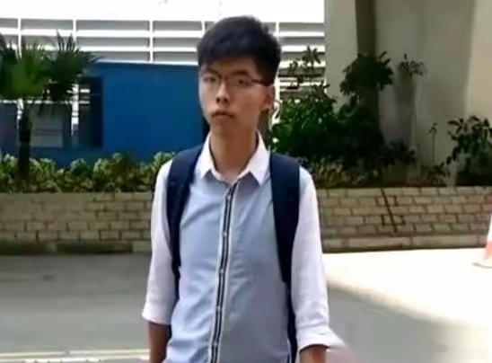 黄之锋的父母把香港的房子卖掉时，他还在牢里。2021年初，新闻登出来，说他家人已