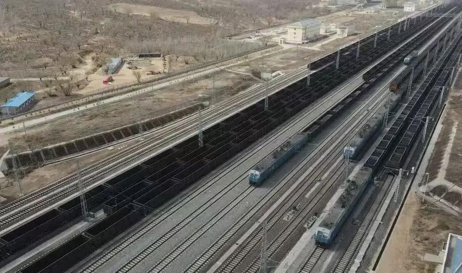 浩吉铁路又牛了！12月15日，一趟拉着3350吨煤炭的专列从陕西靖边东站开出去，