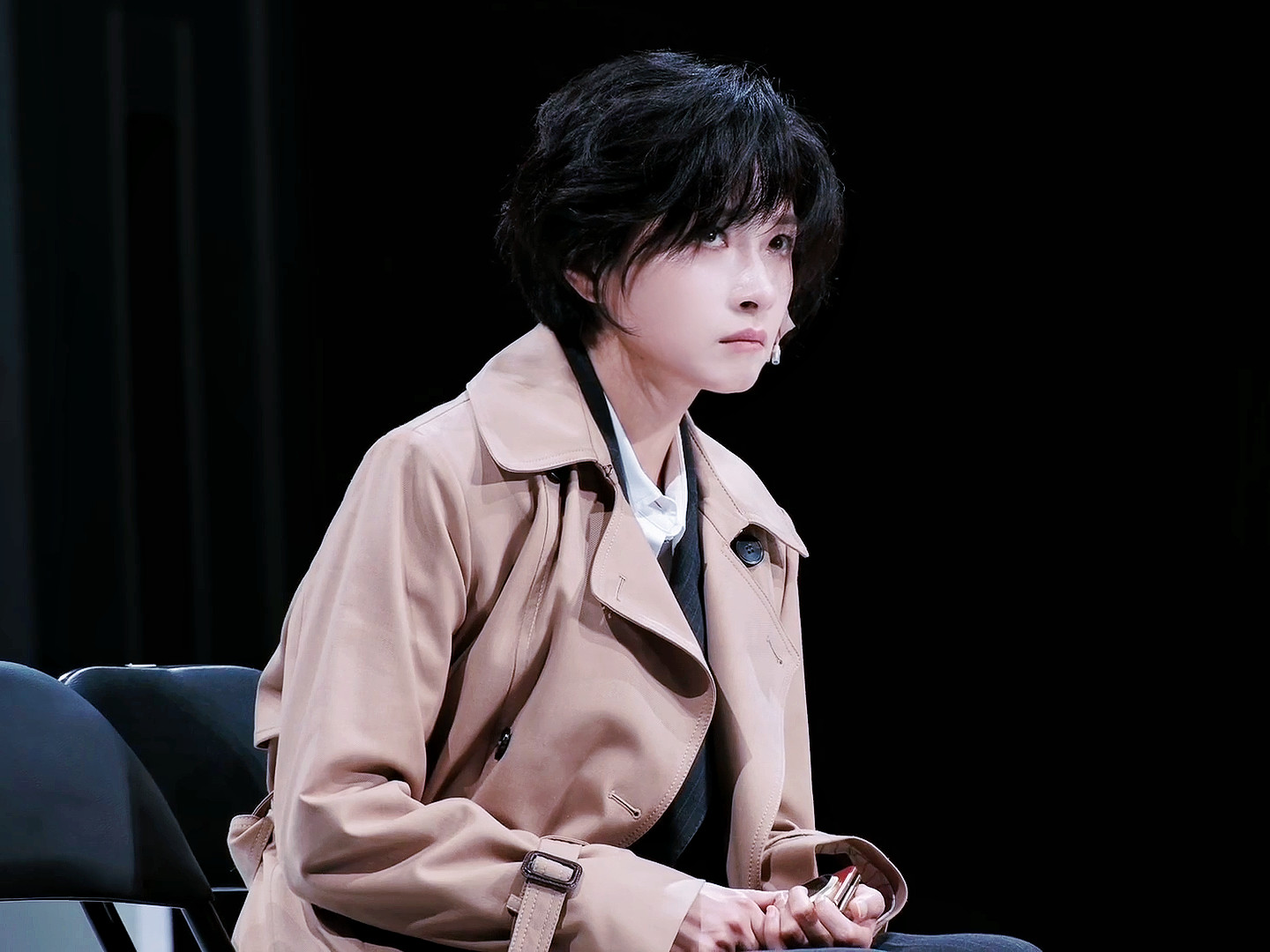 万茜｜万茜的幕间漫游记｜万茜icy梦本是黑白的，你潜入，万物便染上朝霞与落