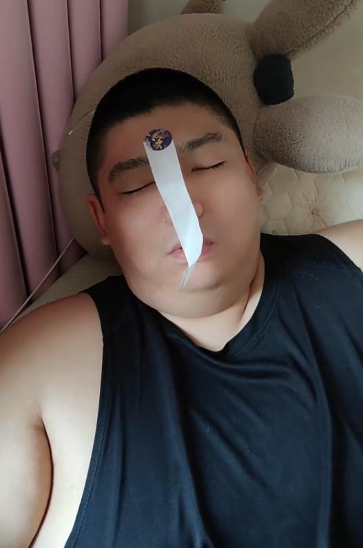 捧哏演员的日常，睡个觉都能被欺负。捧哏挣的就是挨说的钱。这是郭德纲面对质疑，给