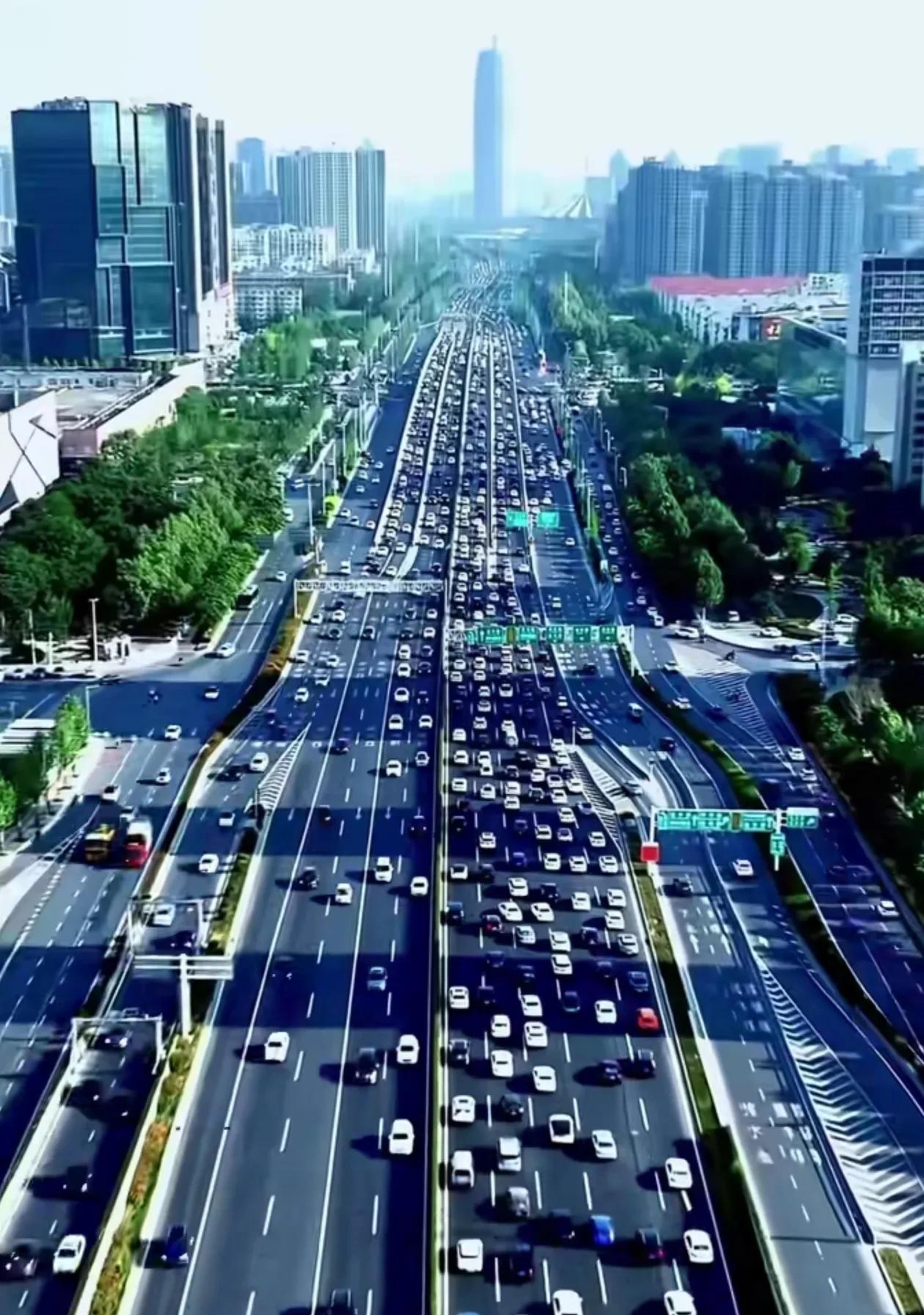 我同事从河南郑州旅游回来说，她觉得郑州和武汉一样发达，我当时就问她，何出此言？她