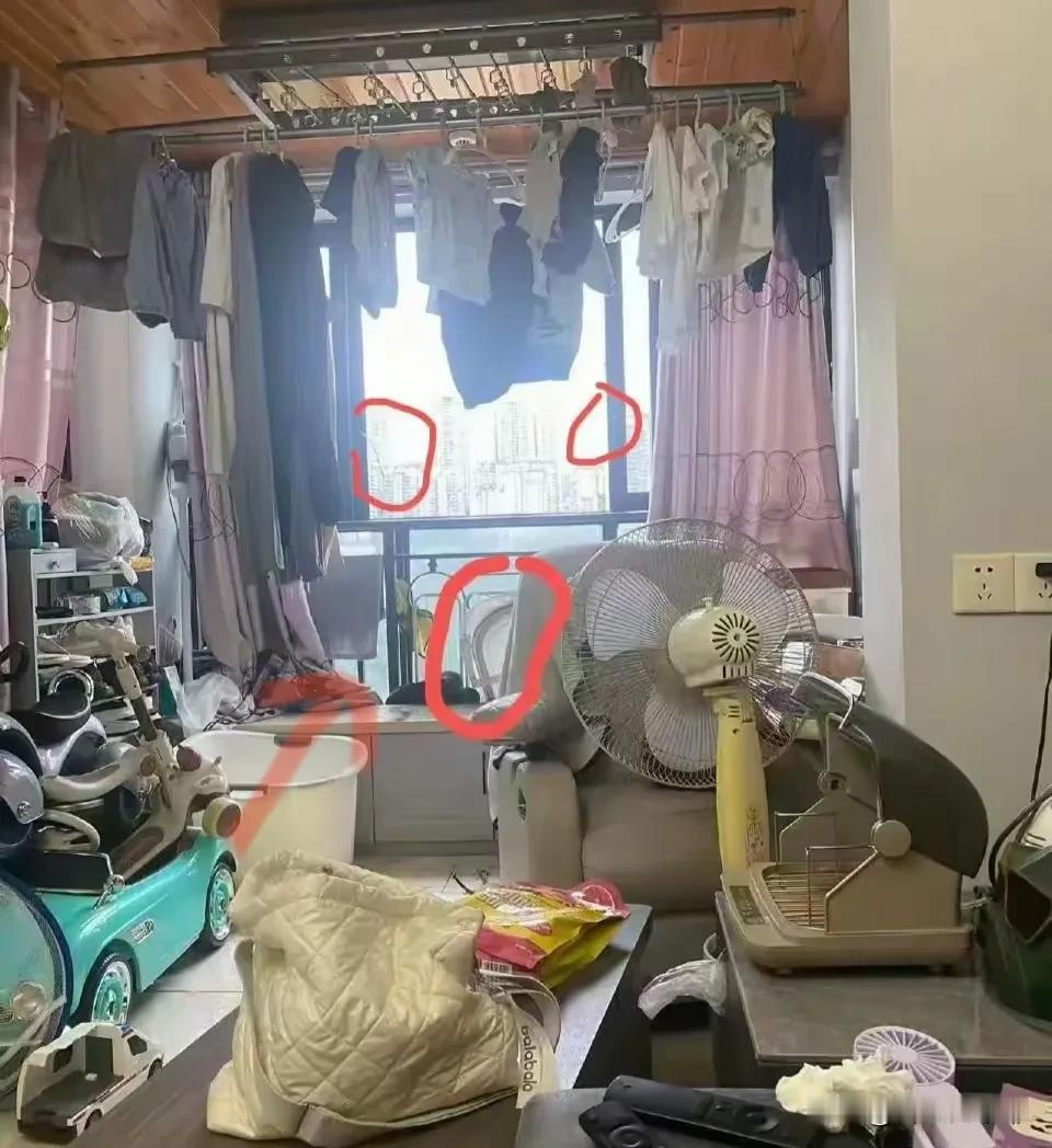 这是重庆2岁幼童坠楼的家里照片，明眼人一眼就能看出来，这个家的装修对2岁