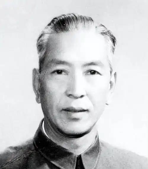 1969年，耿飚意外发现中国援阿尔巴尼亚的大量化肥被随意堆放在田间地头，任凭日晒