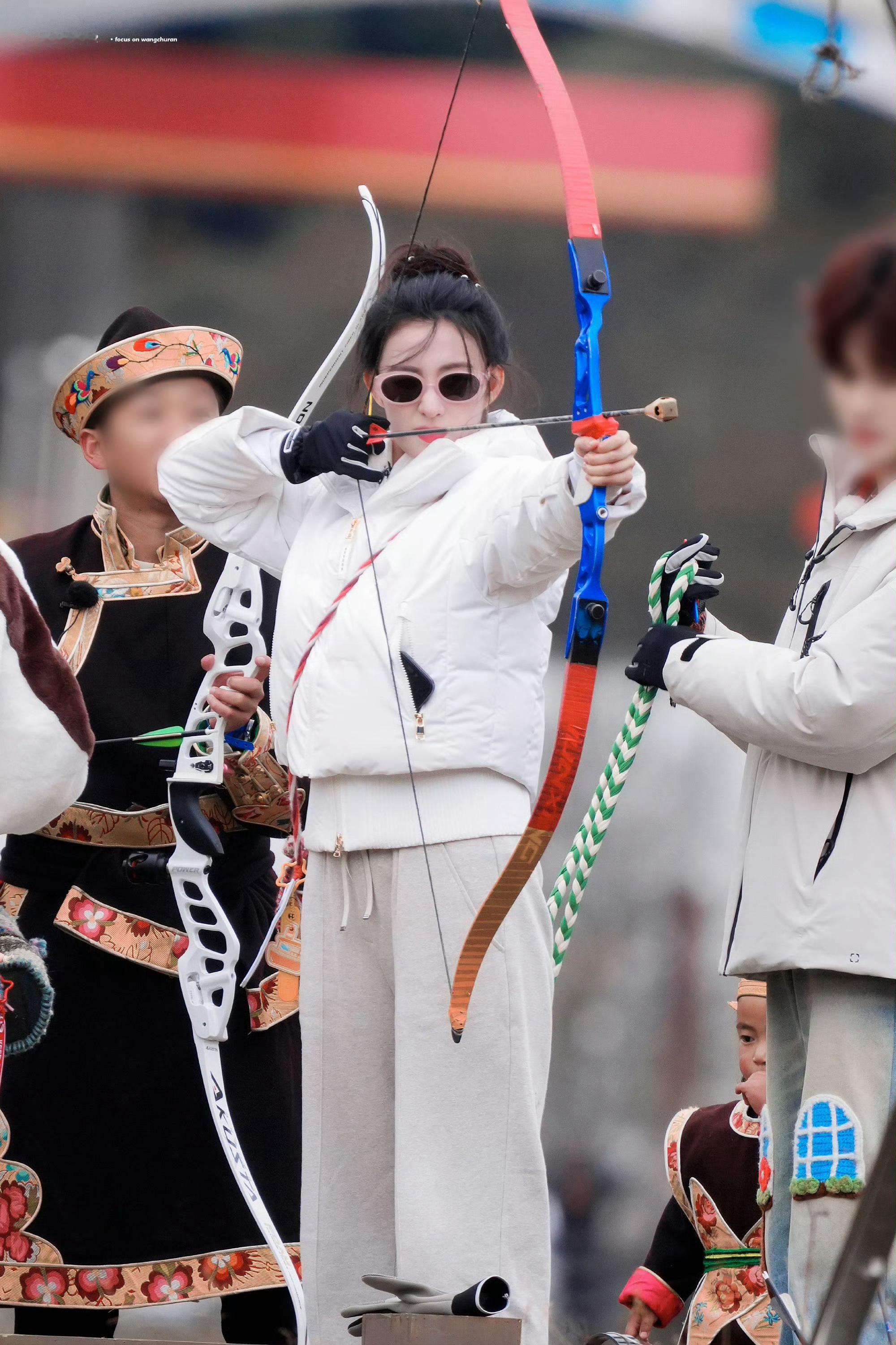 王楚然射箭别管准不准就说帅不帅建议把王楚然射箭列入“视觉系运动”名录！拉弓时是