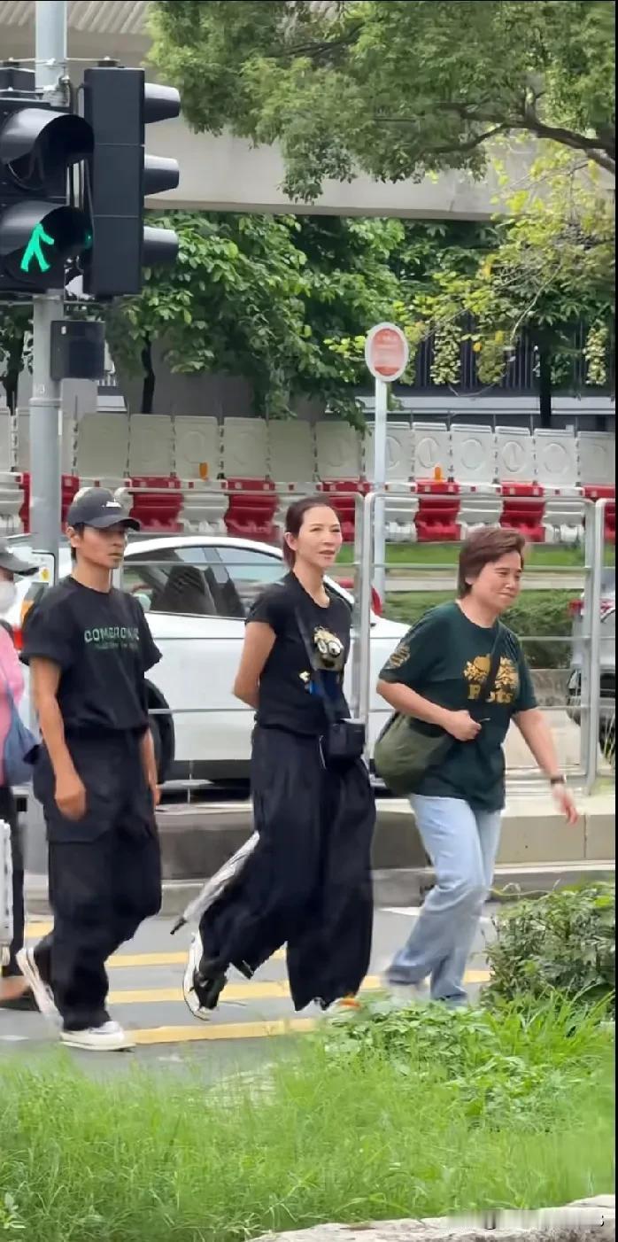 张晋陪蔡少芬出门，真的好像她的保镖！香港演员太接地气了，穿搭随性却挺有范儿～生活