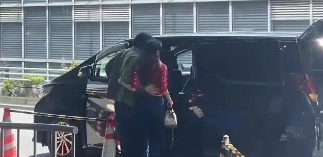 51岁的林志玲结束北影节工作后，被拍到与丈夫黑泽良平在东京机场上！身穿大红色碎花