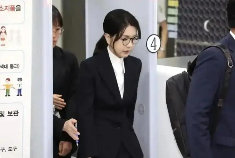韩国前总统尹锡悦的夫人金建希，这下彻底栽了！2026年4月28日下午，金建希