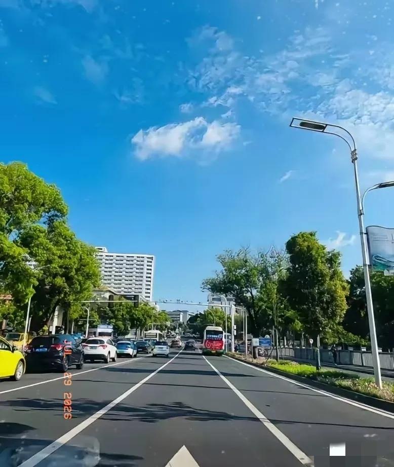 今天就是8月1号了。我奉劝各位一句：中午到下午六点之前，非必要能不出门，就尽量别
