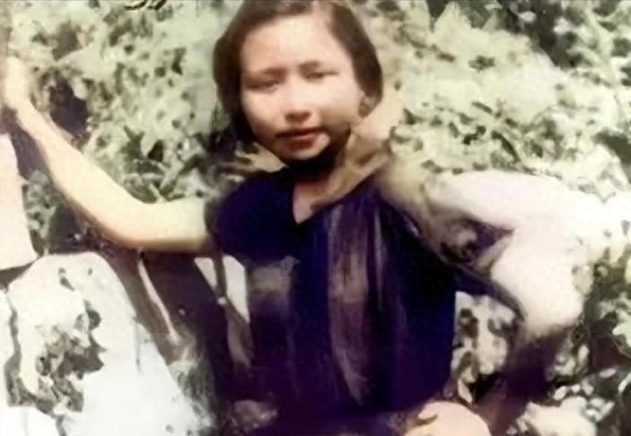 19岁真实江姐在1939年重庆的留影，眉宇间的坚定和稚嫩面容究竟有多美？194