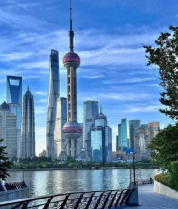 中俄的基本国情是不同的。俄罗斯不缺粮食，不缺能源，关起门来是可以过日子的，而且它