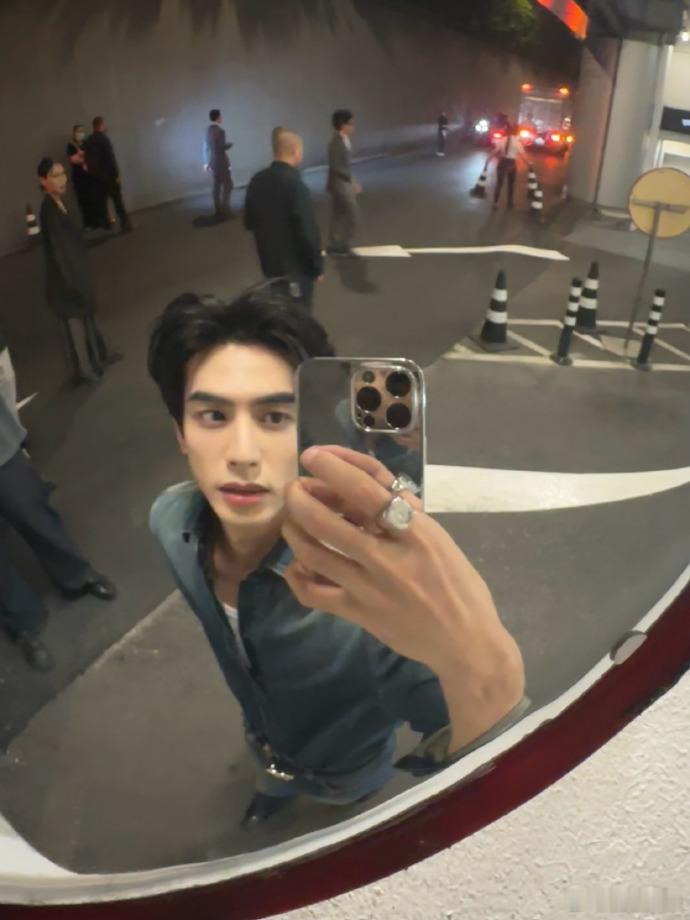 宋威龙上线分享6张live图，网友自发开启找不同的趣味体验，对画面的细致