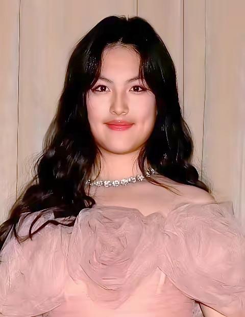 李湘女儿王诗龄的英国留学生活又上热搜了。马术课、慈善晚宴、高定下午茶……奢华生活