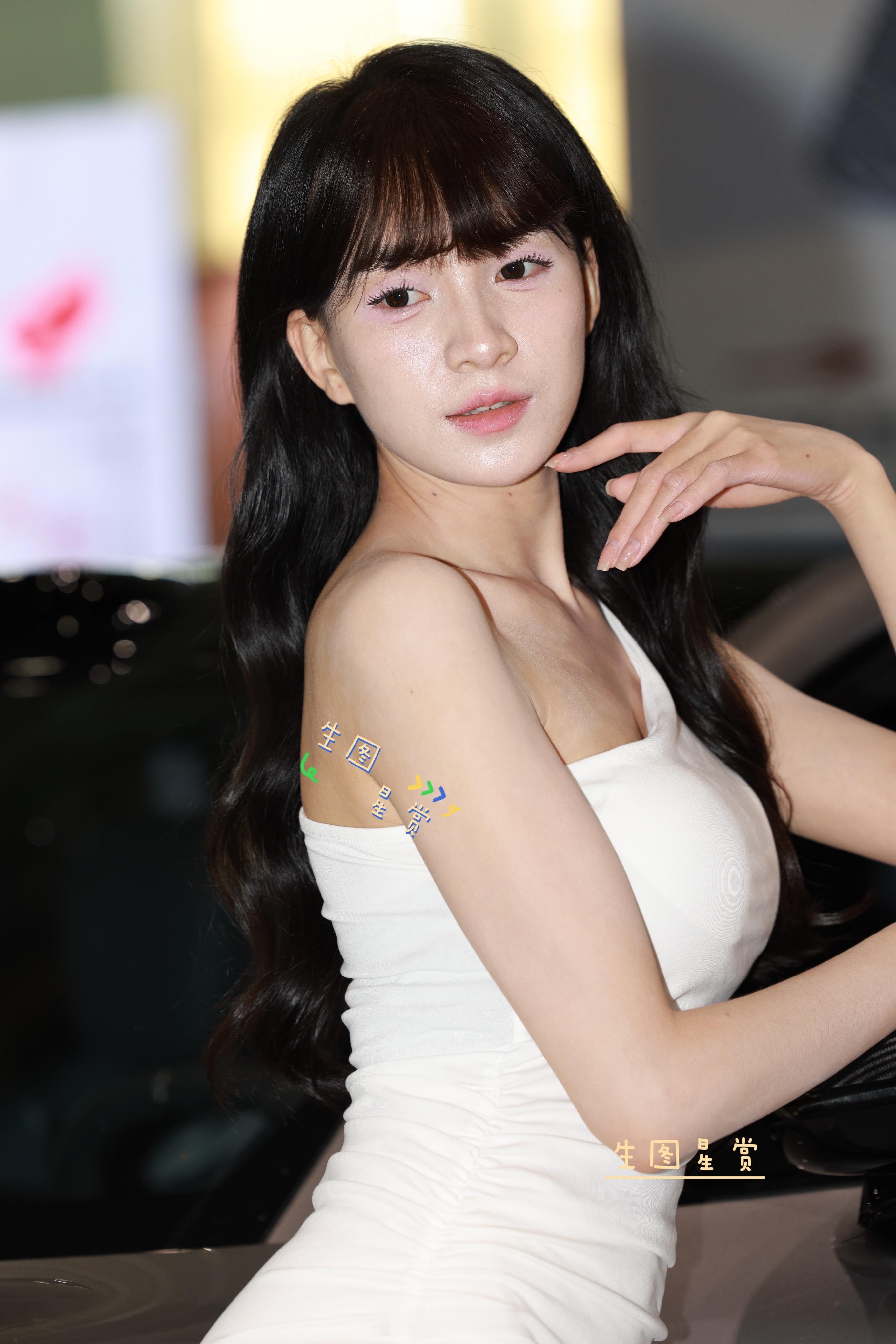 车模凌漪广博车品展站台，肤如凝脂腿长似筷子​​​