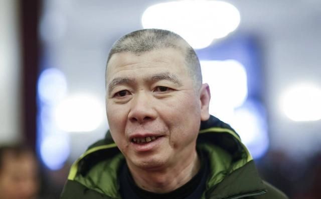 爆大瓜！徐帆辟谣才8个月，冯小刚和养女亲密互动，婚姻早已变味？距离徐帆否认