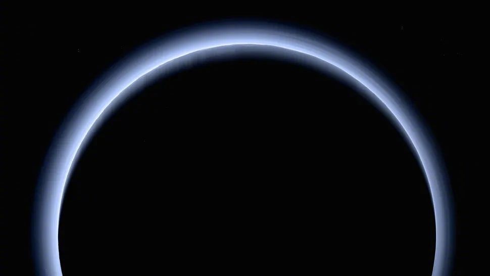 【太阳系独特现象：韦布望远镜观测到冥王星蓝色迷雾】6月13日消息，天文学家