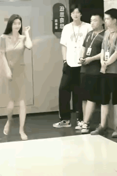 这三个男生本来看美女跳绳看得正开心，为啥那个女生来了，他们一个个蔫了吧唧的赶紧出