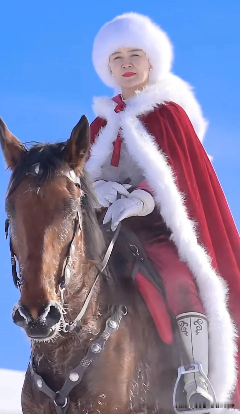 新疆昭苏的雪还在下，白马还在等，可那个身披红斗篷的身影，再也不会回来了，红袍落处