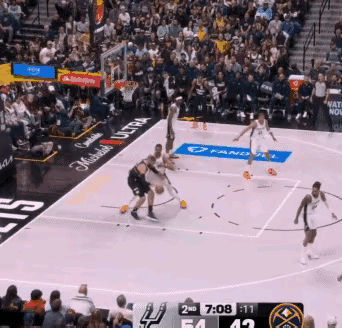 这是谁啊？犯规这么狠的。也就是文班亚马太佛系了，被人这么抱摔居然一点反应都没有