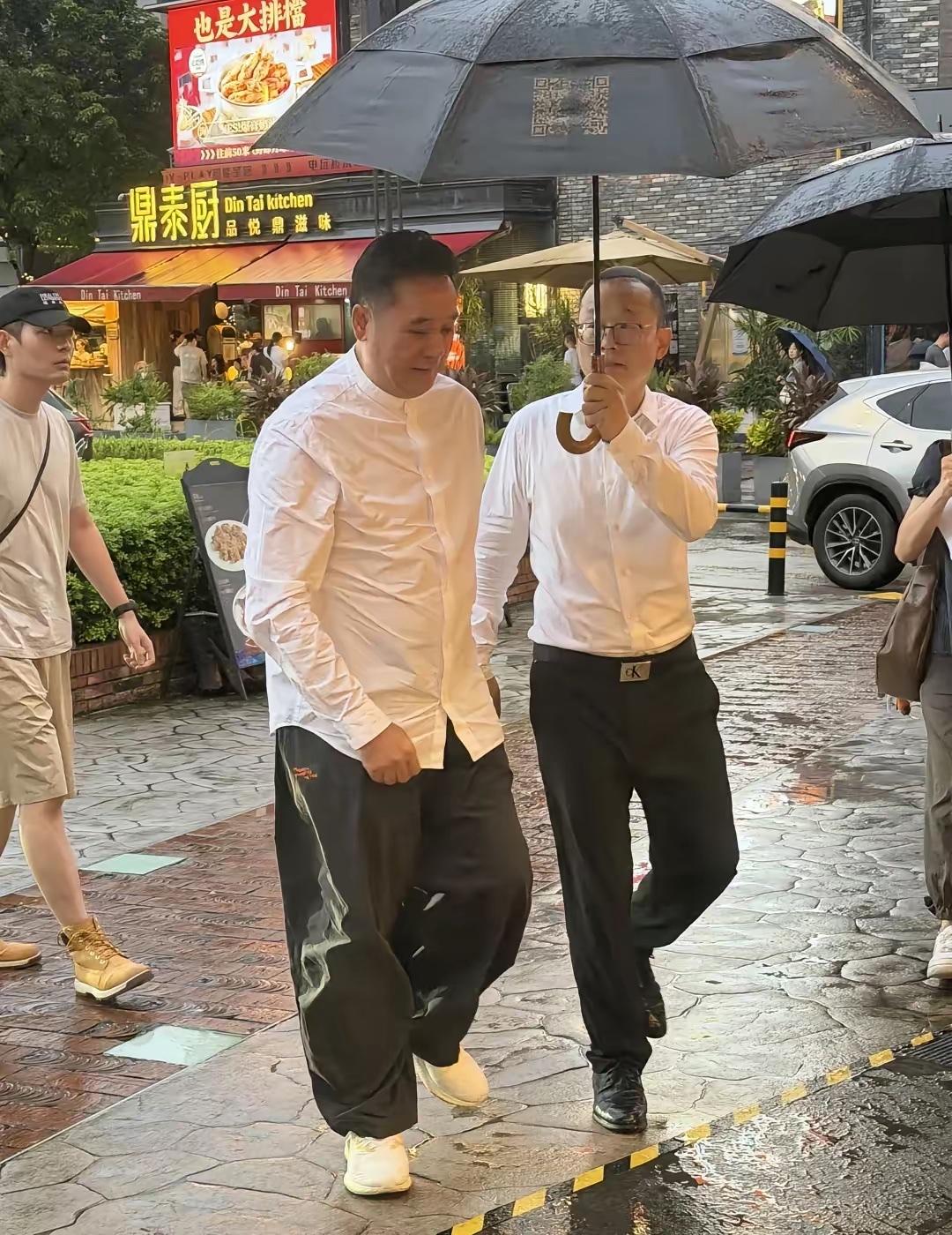这是哪位大佬吗？有人打伞
