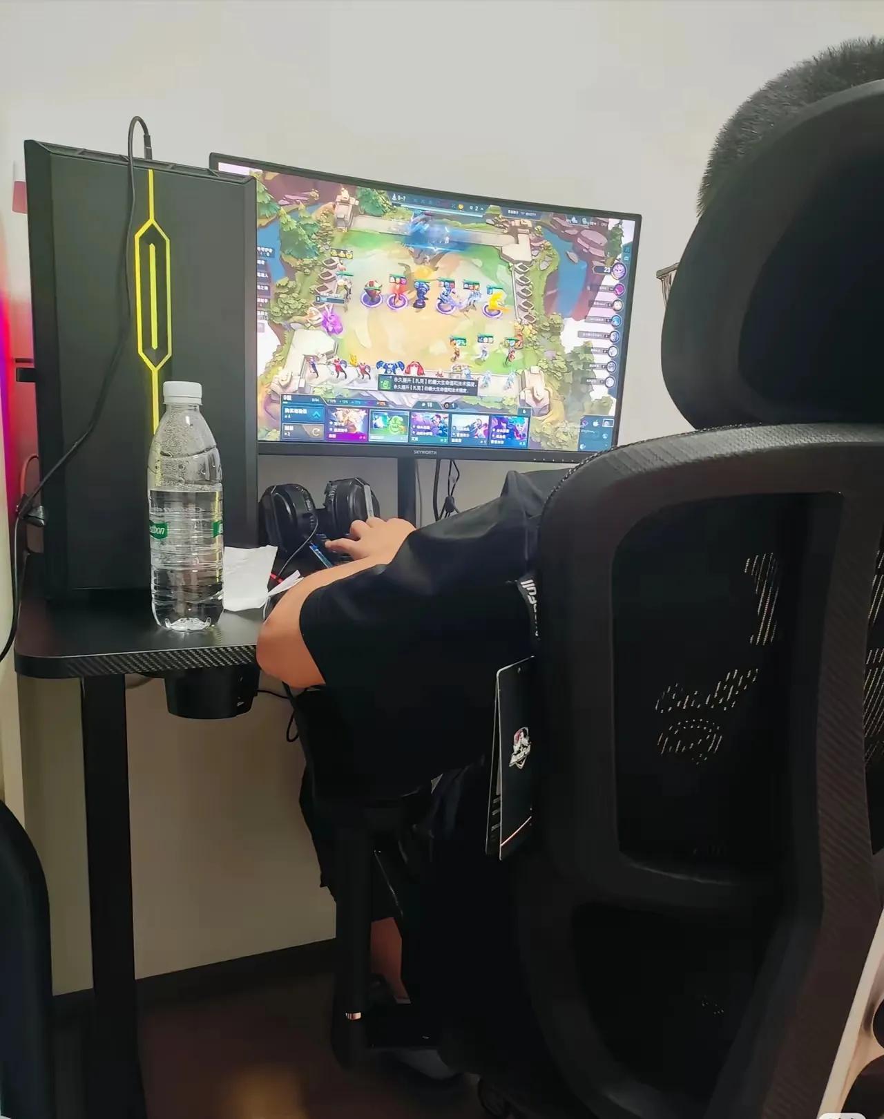 我真是越来越看不懂我家那位了！老公38岁，性格内向得像块闷石头，不爱说话、不善交