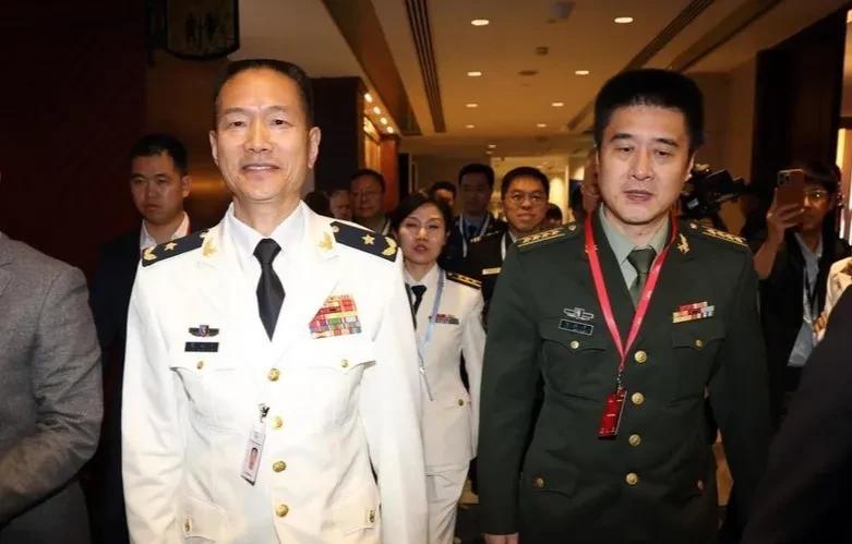 香格里拉现场：中方代表团入场今天上午，在香格里拉论坛现场，中方代表团入场，今年