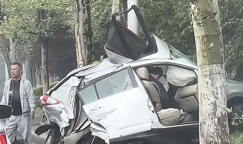 （5月17日）辽宁大连西北路一大早就发生严重交通事故，一辆日产车撞成折叠了90度