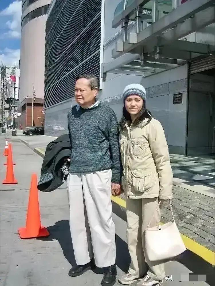 杨老是越活越年轻，百岁老人还能外出活动，再熬十年，妻子也老太太了。杨老与翁帆已走